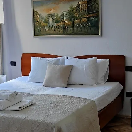 Center Rustic Retreat * ティラナ