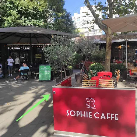 Center Rustic Retreat 地拉那