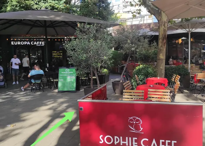 Center Rustic Retreat 地拉那