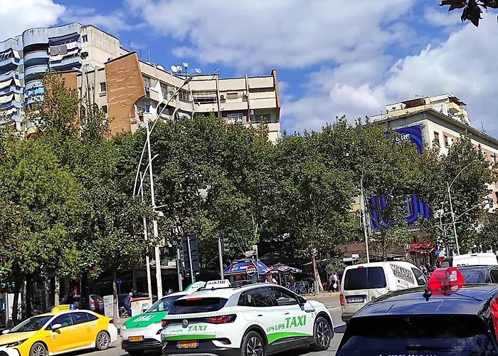 Center Rustic Retreat 地拉那