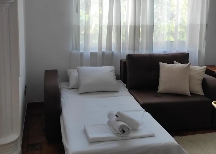 Center Rustic Retreat * 地拉那